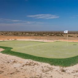 Play the world’s longest Golf Course on the Nullarbor Plain