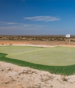 <p><i>Play the world&#8217;s longest</i> Golf Course on the <strong>Nullarbor Plain</strong></p>
