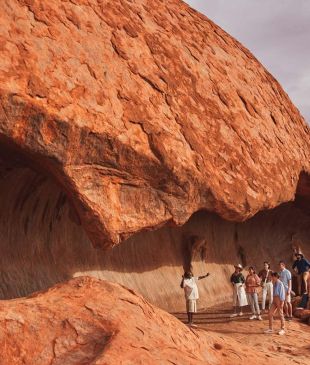 <p><i>24 incredible things to do</i> at <strong>Uluṟu</strong> (that aren’t climbing)</p>
