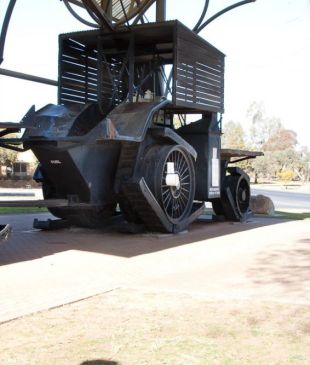 <p><i>Roadside attractions</i> from <strong>Melbourne</strong> to <strong>Mildura</strong></p>
