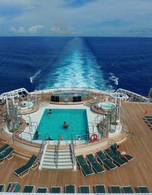 Pool deck Queen Mary2 Cunard
