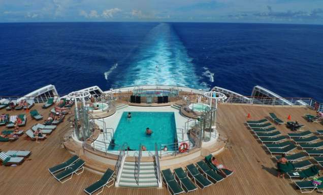 Pool deck Queen Mary2 Cunard