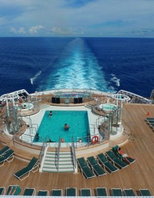 Pool deck Queen Mary2 Cunard