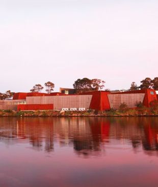<p><i>Australia&#8217;s 10 Greatest</i> <strong>Culture Vulture</strong> Holiday Destinations</p>

