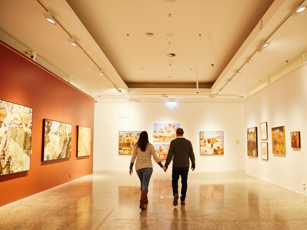 a couple strolling around Bathurst Regional Art Gallery