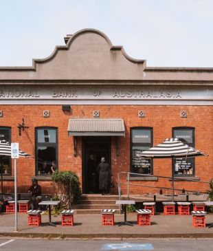 <p><i>The complete guide</i> to <strong>Trentham</strong> &#8211; here&#8217;s where to eat, shop and stay</p>
