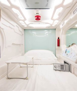 <p><i>What it&#8217;s really like</i> to stay in a Capsule Hotel</p>
