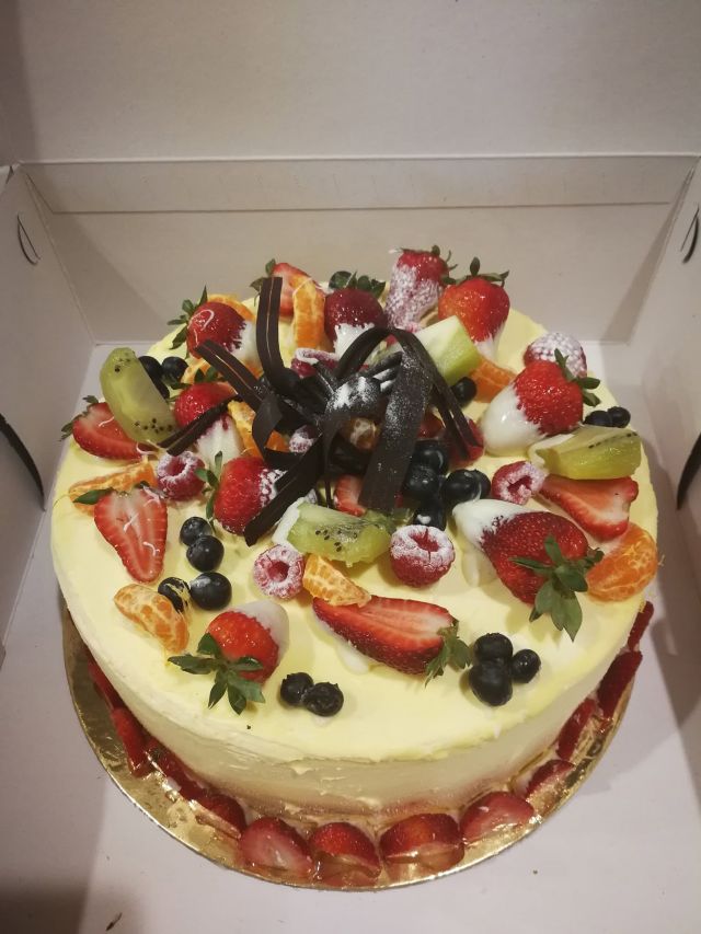 a sample cake order at Elwood Patisserie & Bakery