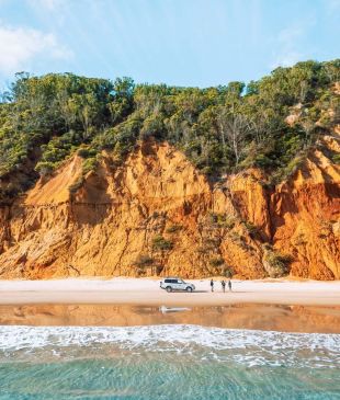 <p><i>A guide</i> to the <strong>Great Beach Drive</strong> &#8211; one of Earth’s longest beach drives</p>
