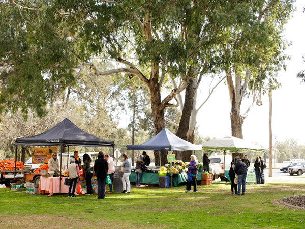 people shopping for fresh produce at Dubbo Farmers Market