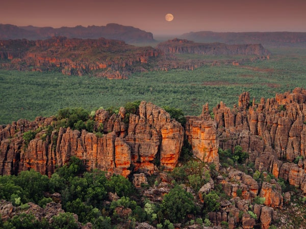 Moon rising over Kakadu escarpment. (Image: Tourism NT and Emilie Ristevski)