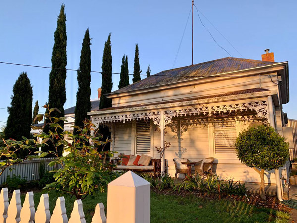 the exterior of Artist’s Cottage Airbnb in Ballarat