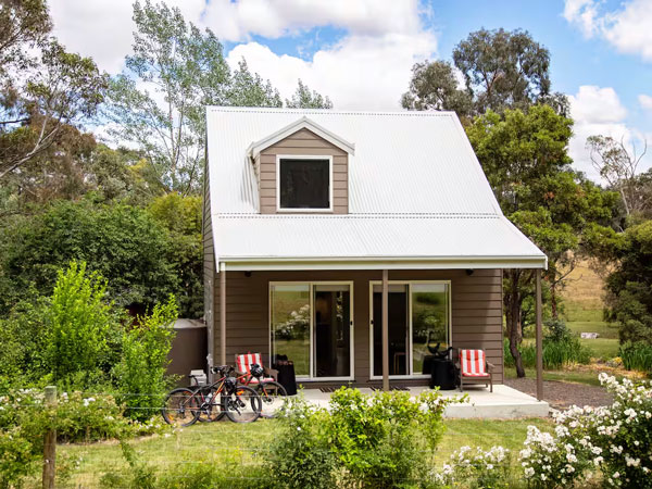 Linton Retreat Airbnb in Ballarat surrounded by lush greenery