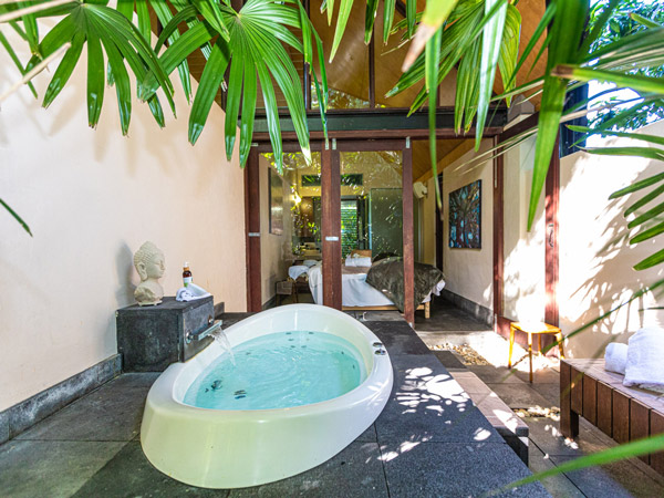 an outdoor tub at Niramaya Day Spa & Villas, Port Douglas