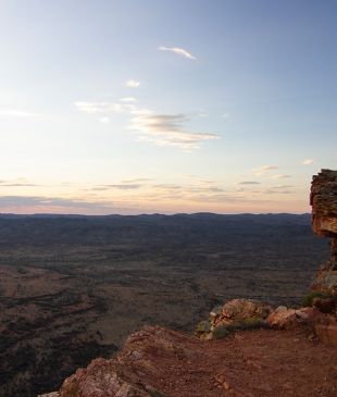 <p><strong>Uluṟu</strong> and <strong>Alice Springs</strong> <i>holiday on $150 a day</i></p>
