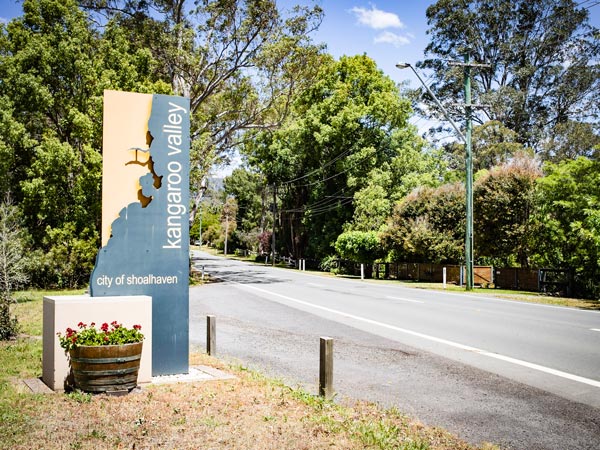 the Kangaroo Valley signage on the side of the road