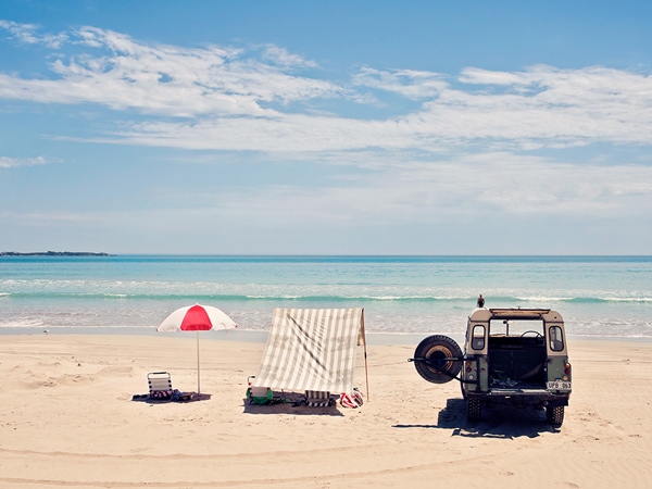 Millie Brown - Setting up on Long Beach for the day in Robe with the Land Rover