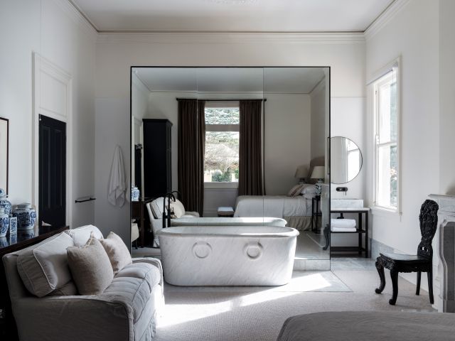 a suite with a private tub at Moss Manor