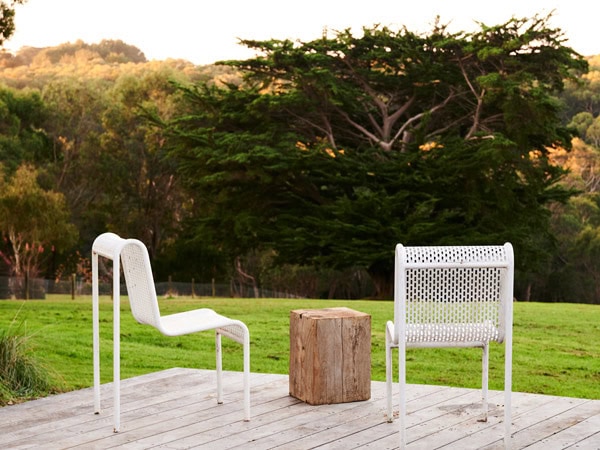 the outdoor seating area at Logbox Red Hill