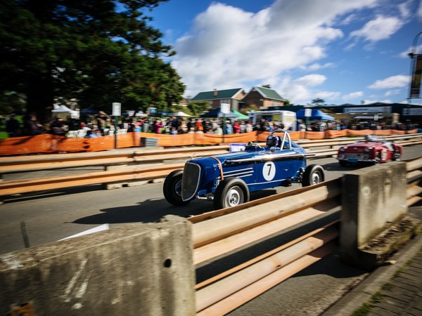 Vintage cars racing down the streets of Albany. (Image: Amazing Albany)