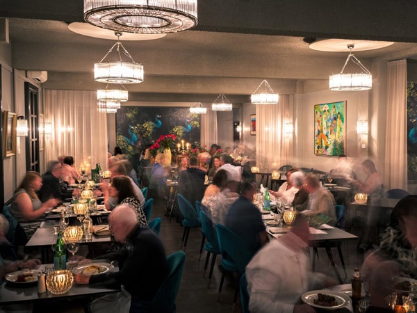 people dining at the Oriana Peacock Room