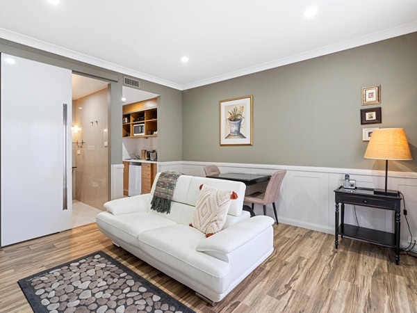 the living room interior of de Russie Boutique Hotel