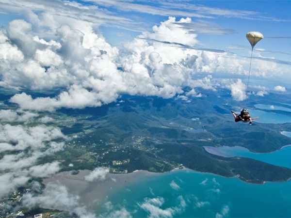 Skydiving airlie beach