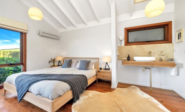 a cosy bedroom at Saddleback Grove, Kiama