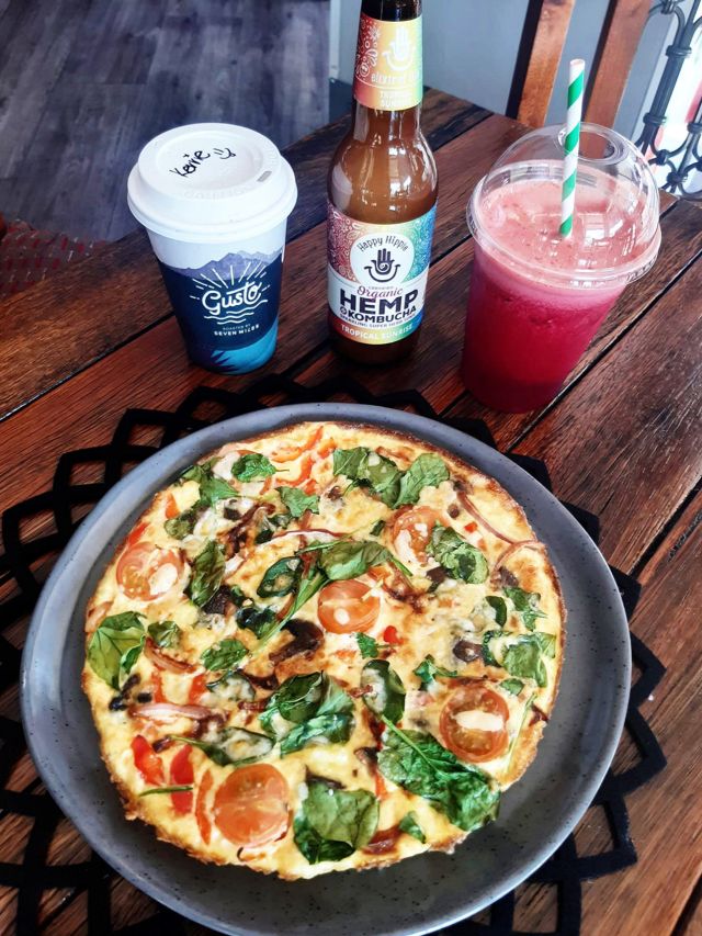 pizza and drinks at Angels Bayside, Jervis Bay