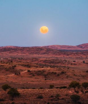 <p><i>Unique outback stays</i> in <strong>Australia</strong></p>
