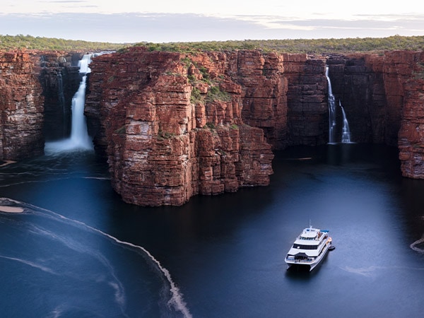 A boat making its way on King George Falls