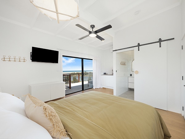 Deluxe Queen room at Beach Rooms Nambucca