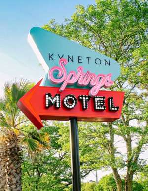 The Kyneton Springs Motel neon sign