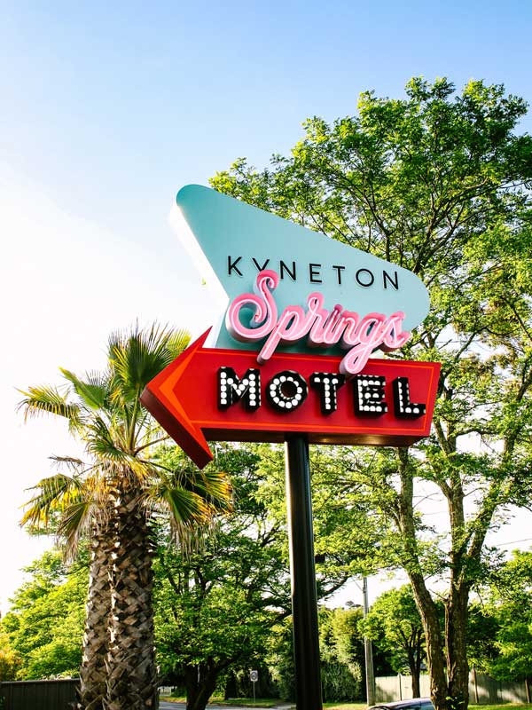 The Kyneton Springs Motel neon sign