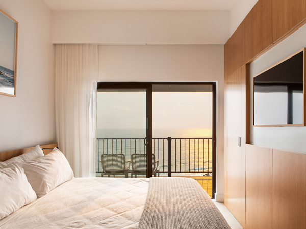 the bedroom suite with a balcony at Pacific Hotel Yamba