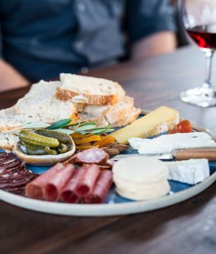 <p>The <i>best food and wine</i> road trips in <strong>Australia</strong></p>
