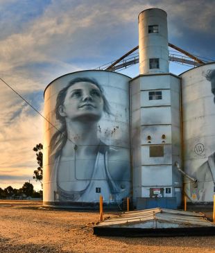 <p><strong>Australia’s</strong> <i>best regional </i>road trips</p>

