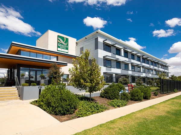 the property exterior of Quality Hotel Rules Club Wagga Wagga