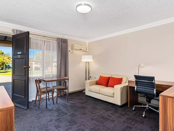 a look inside Quality Inn Carriage House