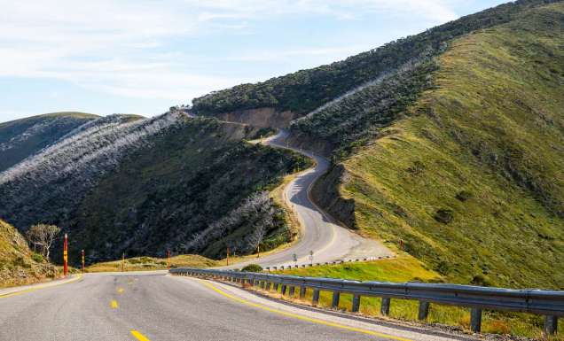 A winding road along the Great Alpine Way. (Image: Visit Victoria)