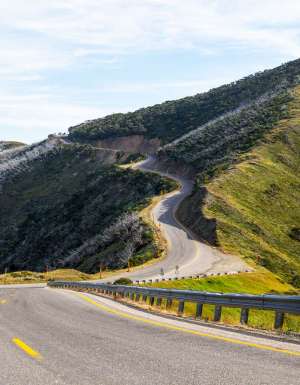 A winding road along the Great Alpine Way. (Image: Visit Victoria)