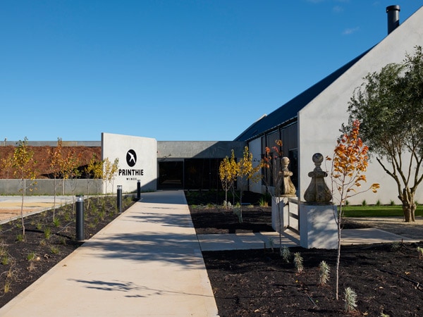 outdoor setting at Printhie Wines