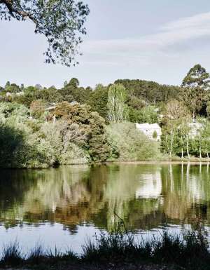 a relaxing landscape at Lake House Daylesford