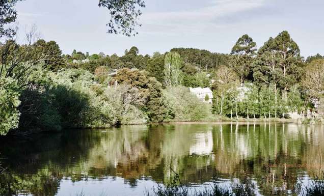 a relaxing landscape at Lake House Daylesford
