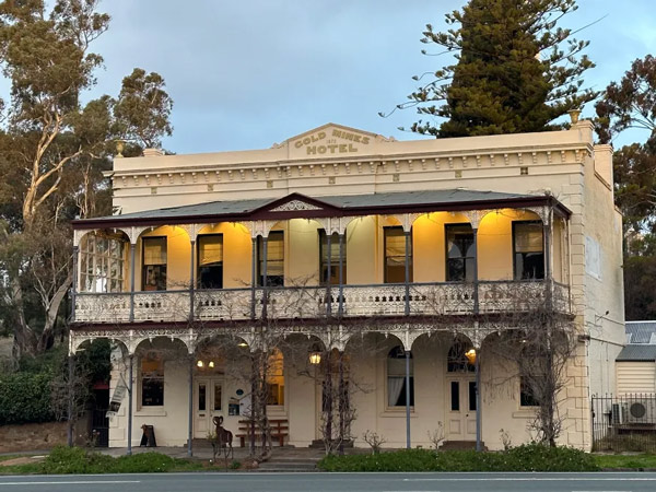 the building exterior of Gold Mines Hotel, Bendigo