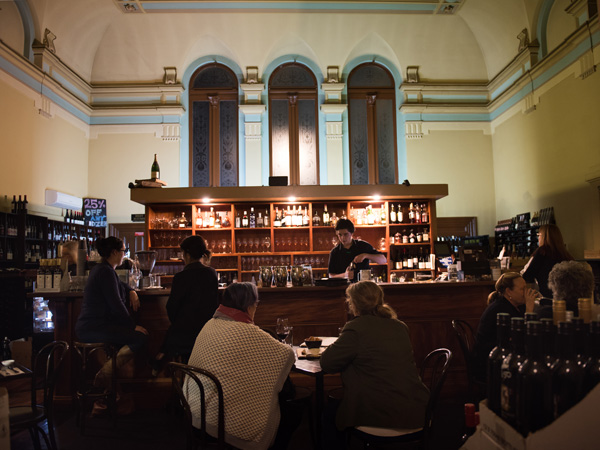 a look inside Wine Bank On View bar in Bendigo