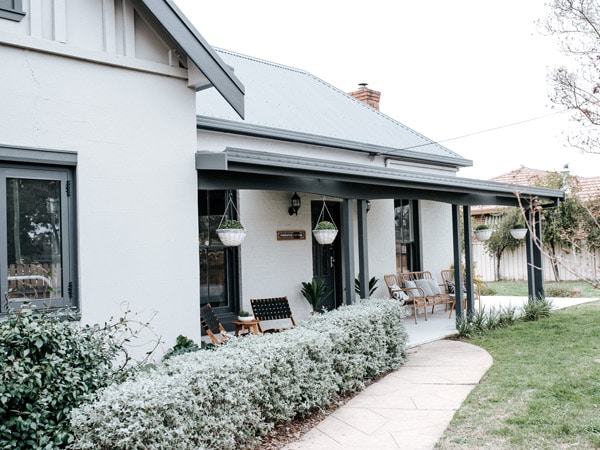 Front of a cottage in Australian countryside