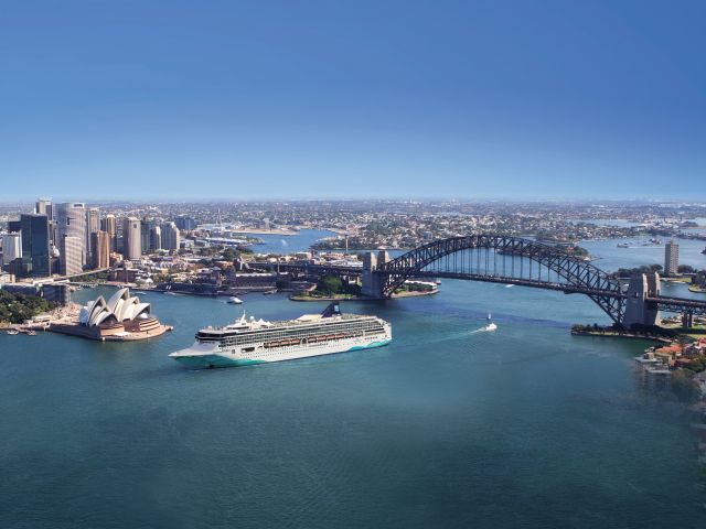 Norwegian Spirit sailing out of sydney harbour