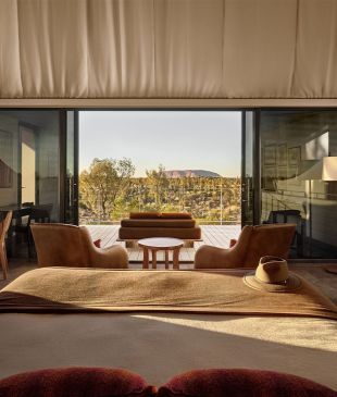 <p><i>Luxe to less</i>: <strong>Uluṟu</strong> accommodation for any budget</p>
