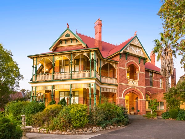 the beautiful exterior of Langley Estate in Bendigo, VIC